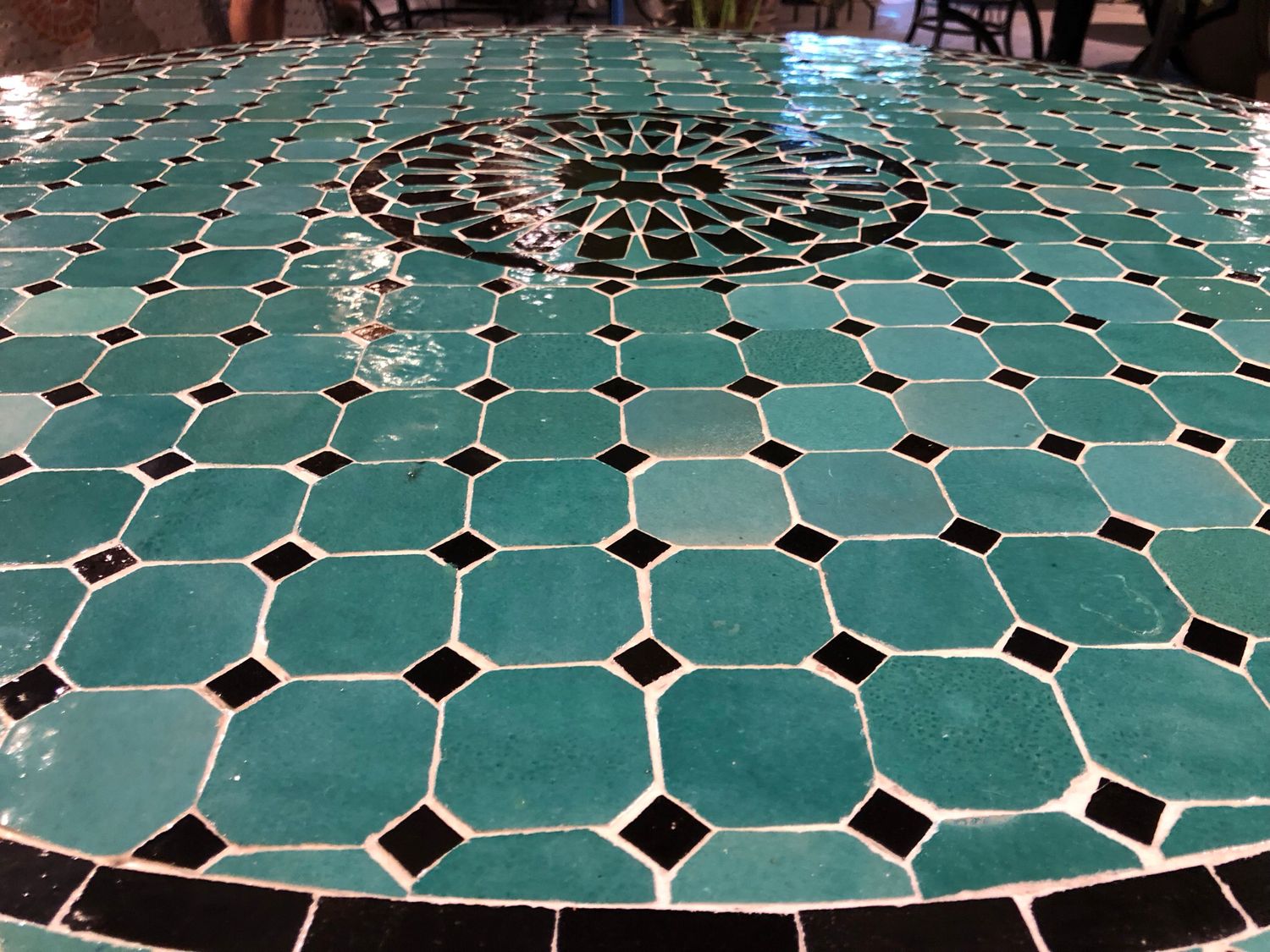 Marokkaanse Mozaiek tafel (blad) Met ROZET 120 cm Zeegroen- Zwart — detail 3