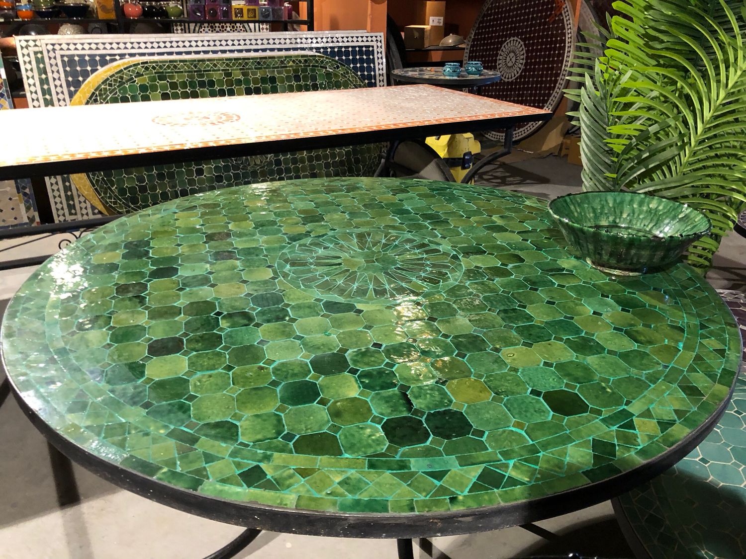 Marokkaanse Mozaiek tafel (blad) Met ROZET 120 cm Tamegroute Groen/ voeg groen — detail 3