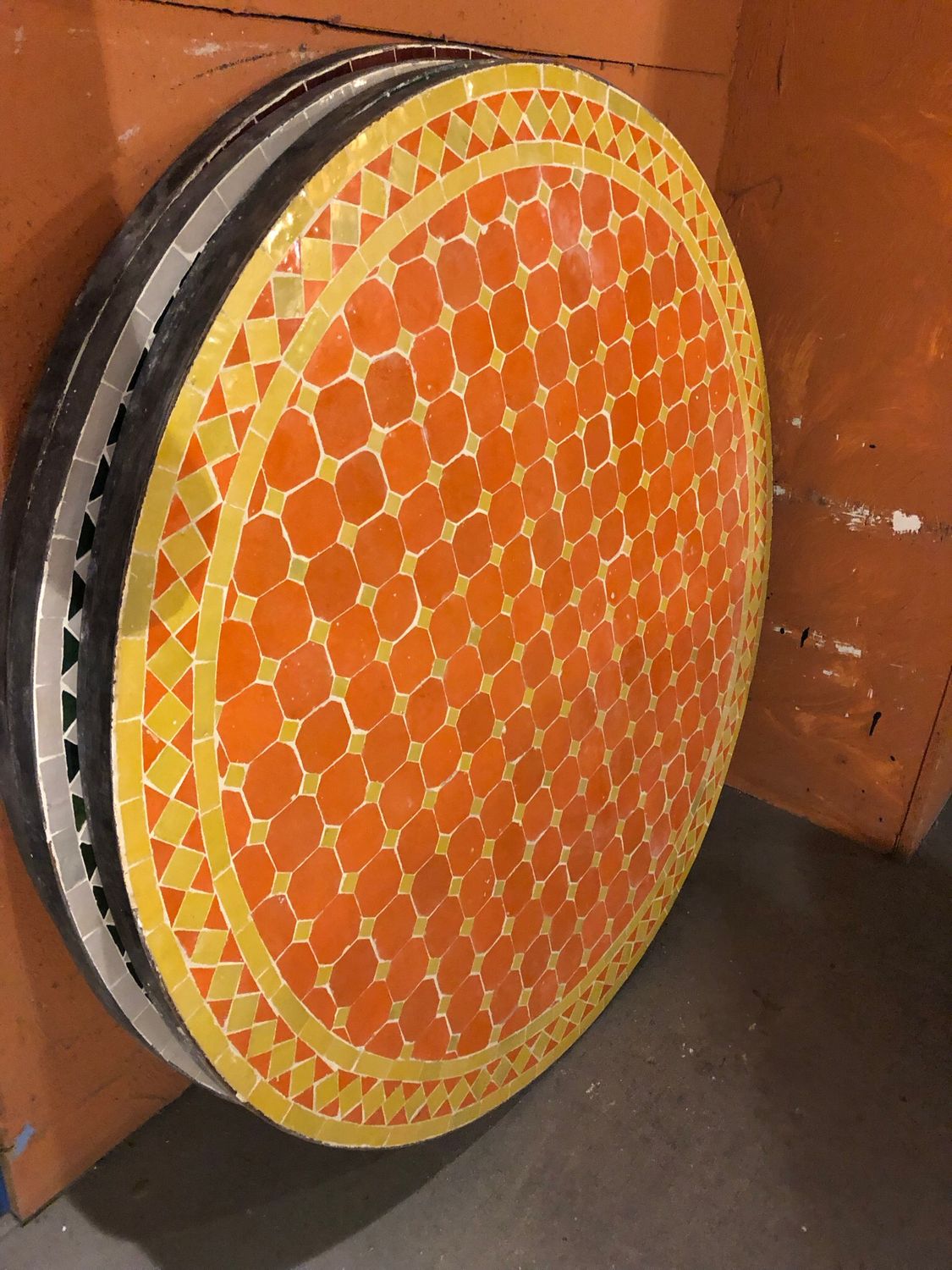 Marokkaanse Mozaiek tafel (blad) 100 cm Oranje-Geel Handgemaakt N — detail 2