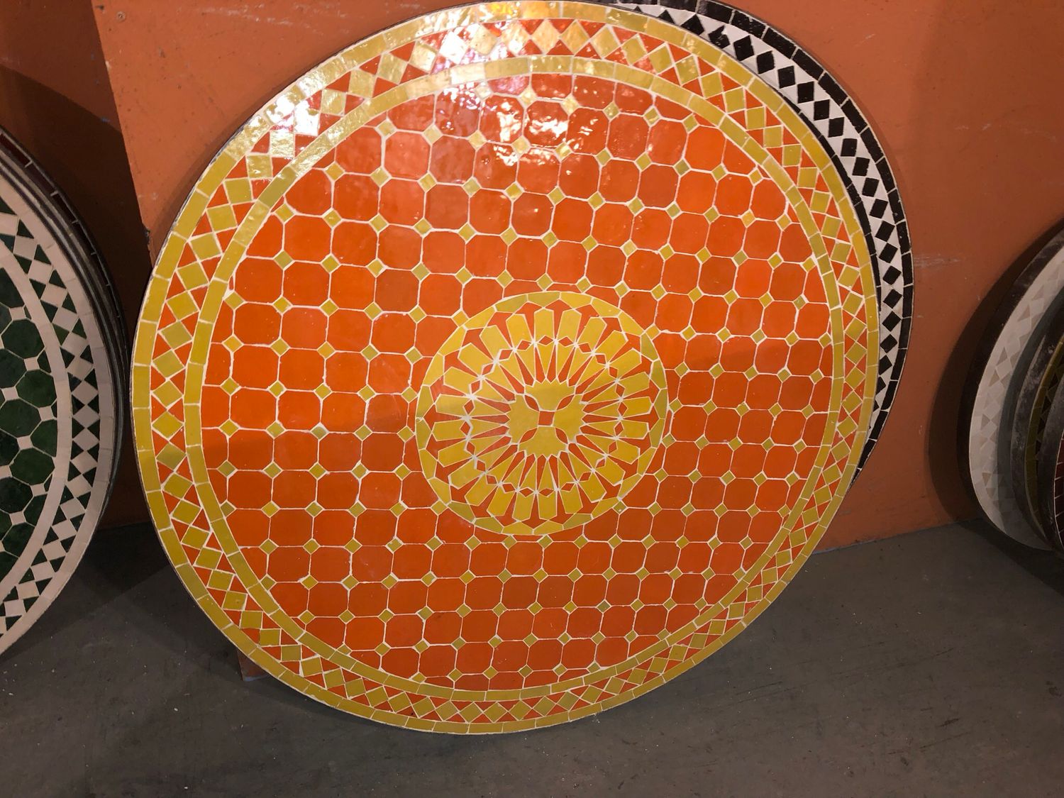 Marokkaanse Mozaiek tafel (blad) 100 cm Met Rozet Oranje-Geel Handgemaakt N Marokkaanse Mozaiek tafel (blad) 100 cm Met Rozet Oranje-Geel Handgemaakt N