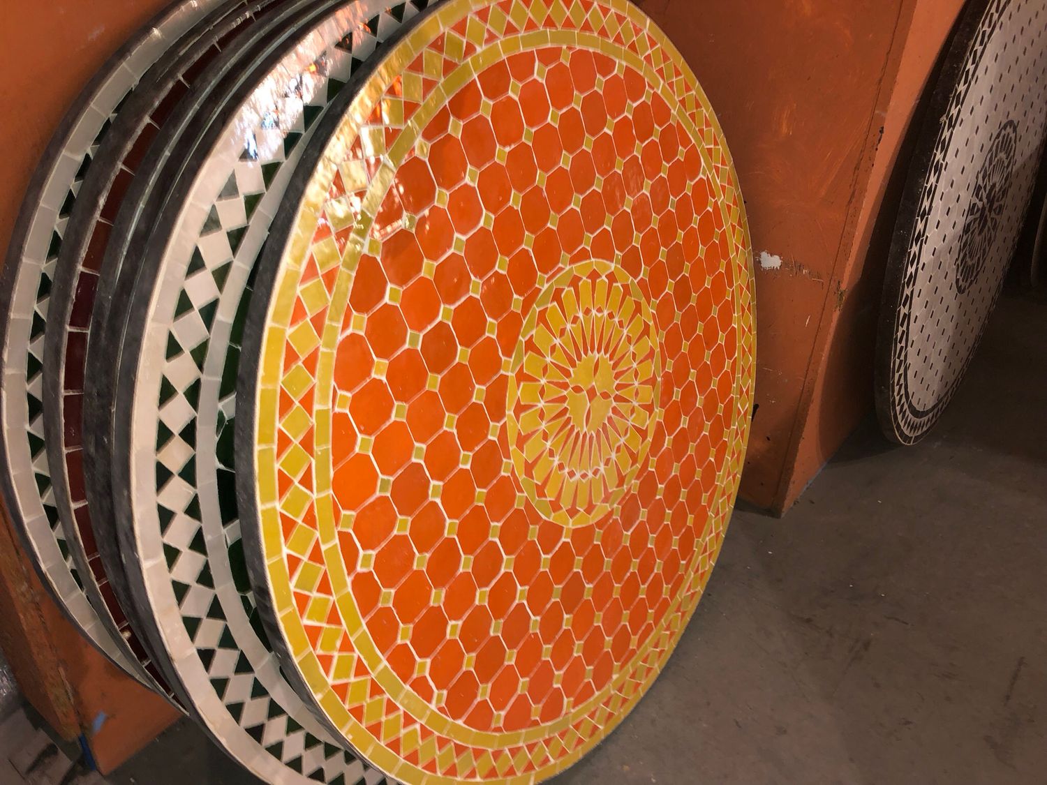 Marokkaanse Mozaiek tafel (blad) 100 cm Met Rozet Oranje-Geel Handgemaakt N — detail 2