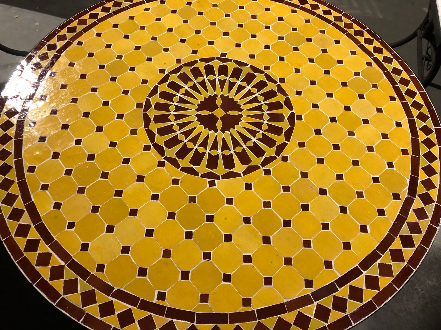 Marokkaanse Mozaiek tafel (blad) 100 cm Met Rozet Geel-Bordeauxrood Handgemaakt N — detail 5