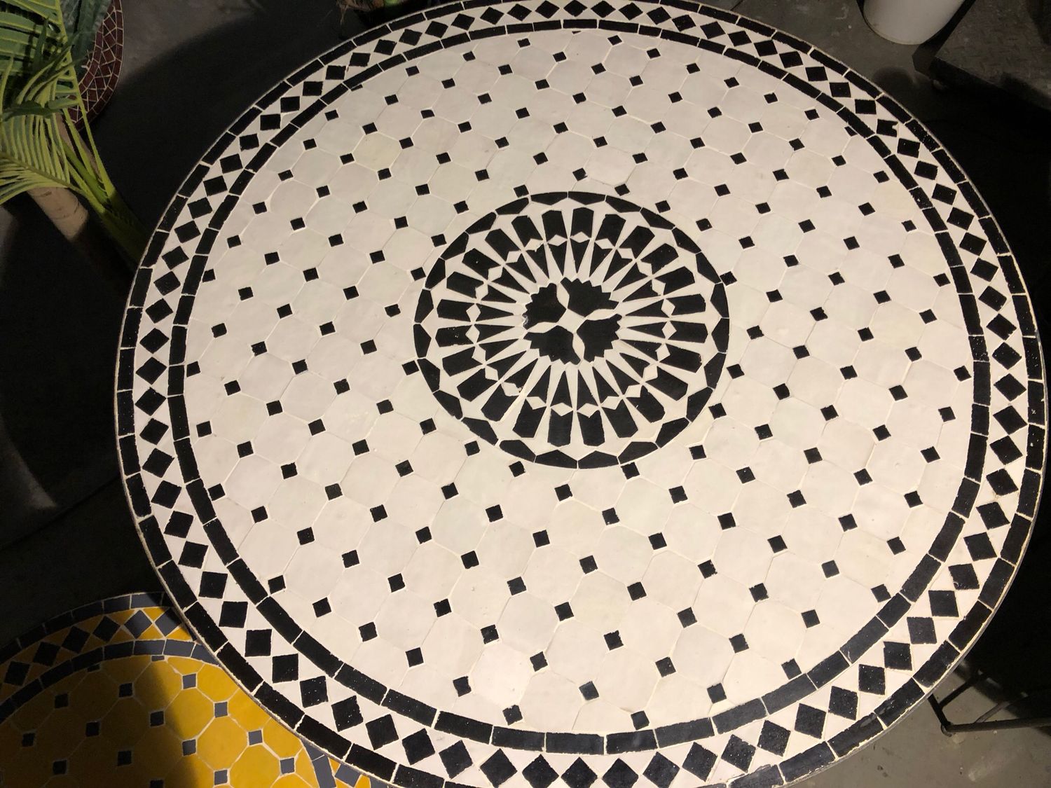 Marokkaanse Mozaiek tafel (blad) 100 cm Met Rozet Wit-Zwart Handgemaakt N — detail 2