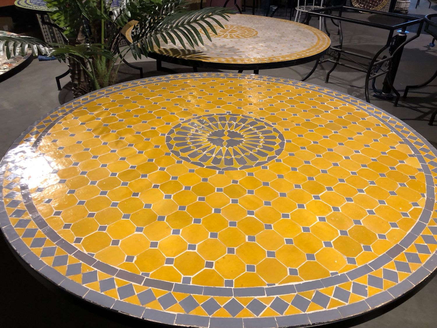 Marokkaanse Mozaiek tafel (blad) Met ROZET 120 cm Geel-Grijs N Marokkaanse Mozaiek tafel (blad) Met ROZET 120 cm Geel-Grijs N