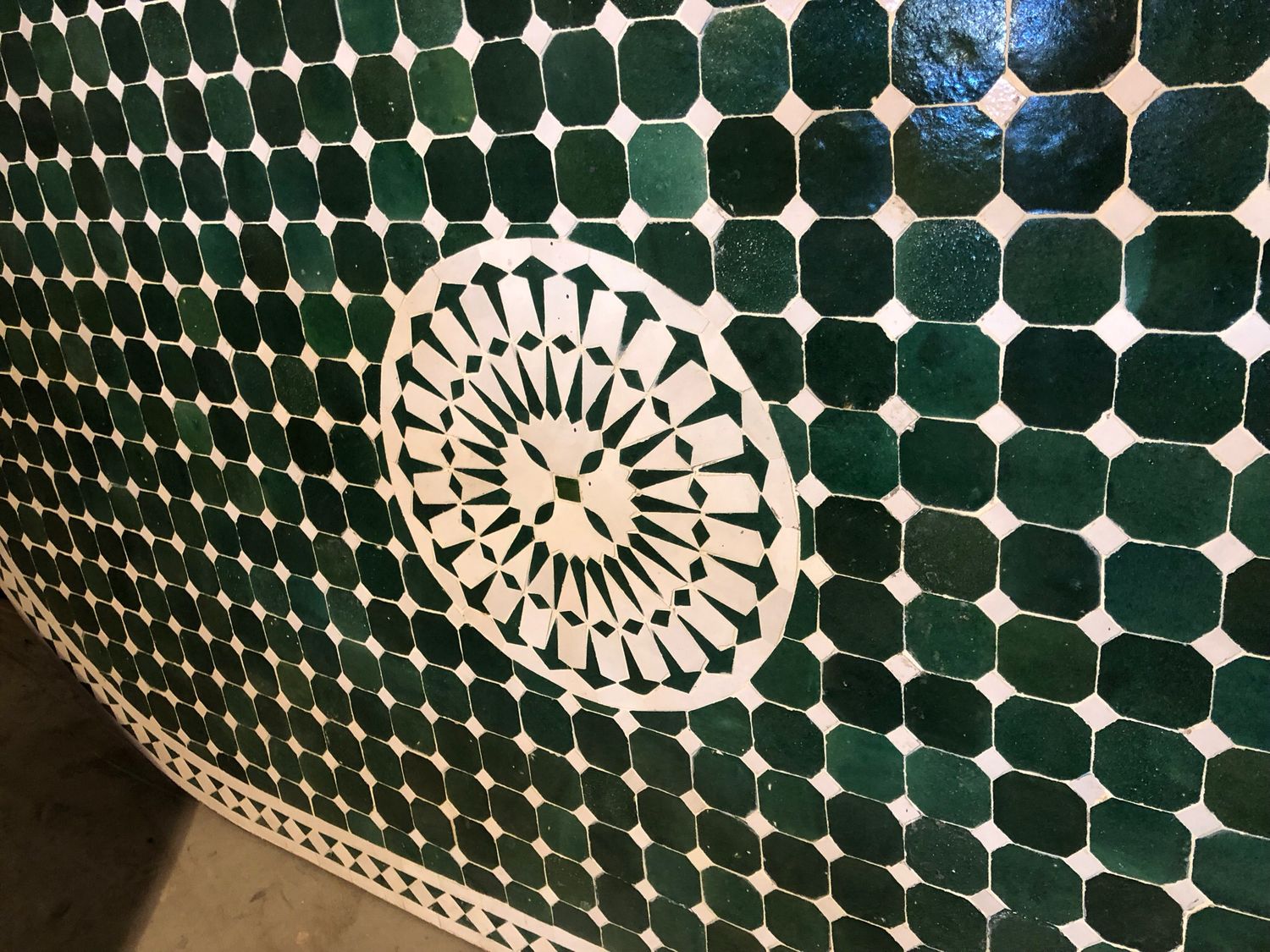 Marokkaanse Mozaiek tafel (blad) Met ROZET 200x100 cm Ovaal Groen-Wit/ Lichtgewicht / 45 KG — detail 2