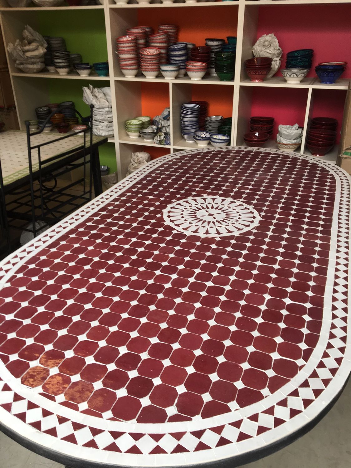 Marokkaanse Mozaiek tafel (blad) Met ROZET 200x100 cm Ovaal Bordeaux rood-Wit/ Lichtgewicht / 45 KG — detail 2