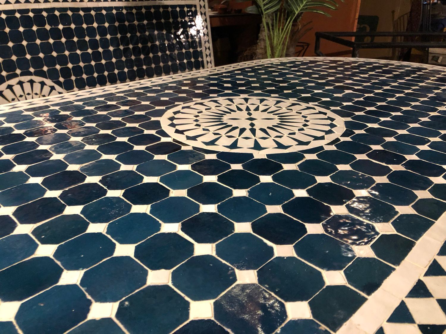 Marokkaanse Mozaiektafel 180 cm Ovaal Petrolblauw-Wit Inclusief Beste Onderstel en Afwerking ! — detail 2