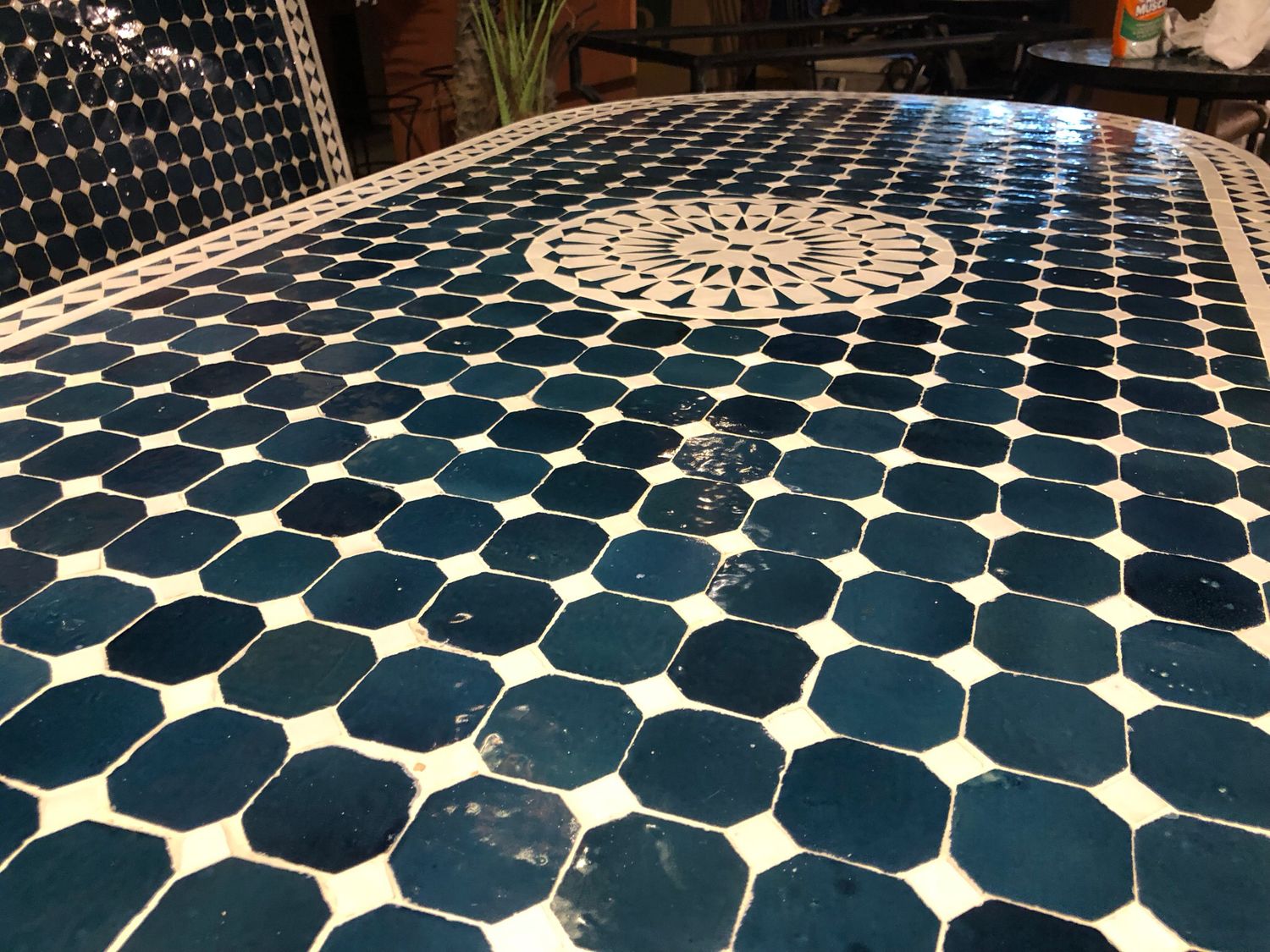 Marokkaanse Mozaiektafel 180 cm Ovaal Petrolblauw-Wit Inclusief Beste Onderstel en Afwerking ! — detail 3