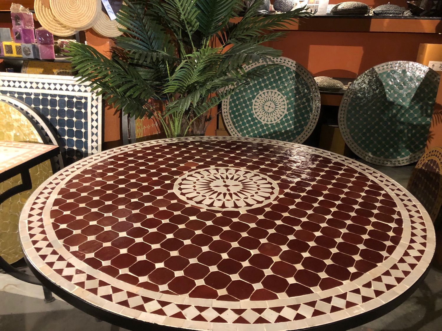 Marokkaanse Mozaiek tafel (blad) Met ROZET Bordeaux rood-Creme 120 cm Nw — detail 4