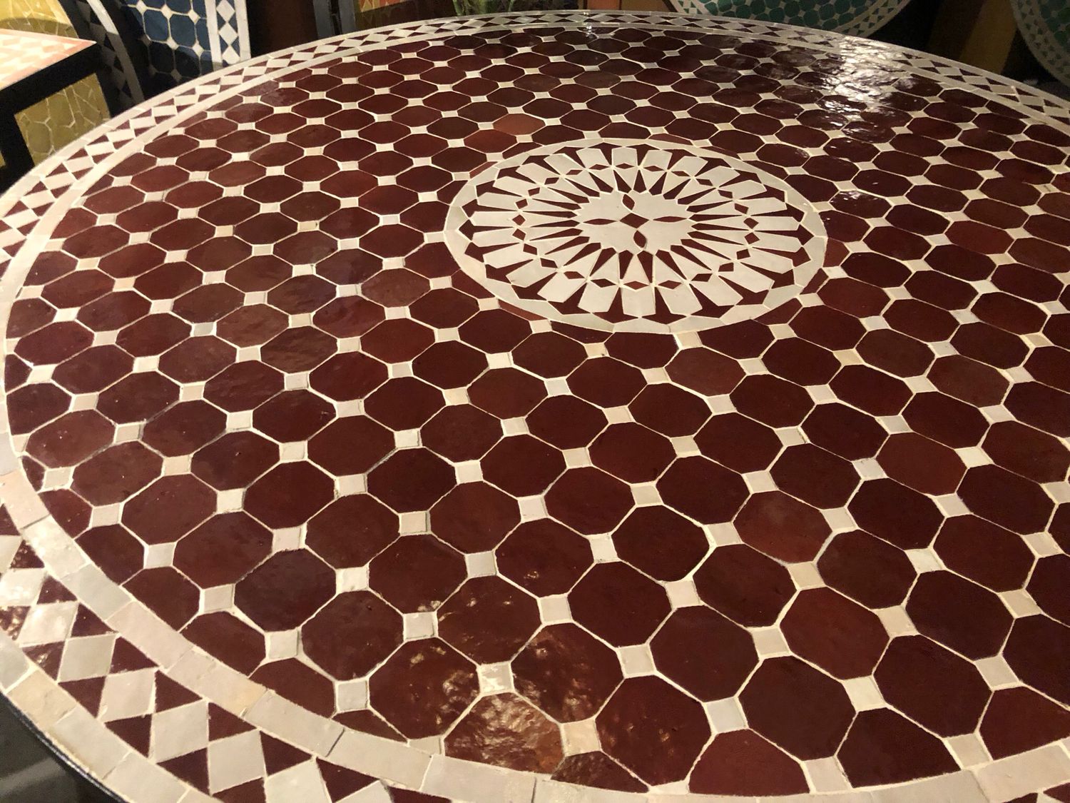 Marokkaanse Mozaiek tafel (blad) Met ROZET Bordeaux rood-Creme 120 cm Nw — detail 5