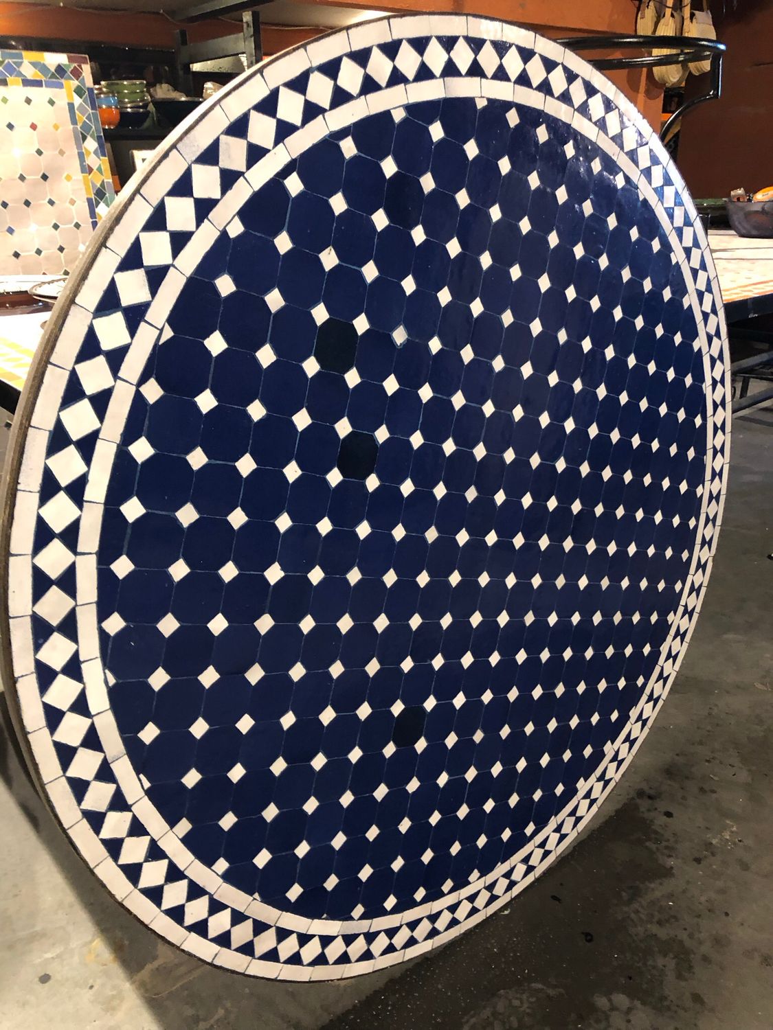 Marokkaanse Mozaiek tafel (blad) 110 cm Blauw-wit Handgemaakt — detail 2