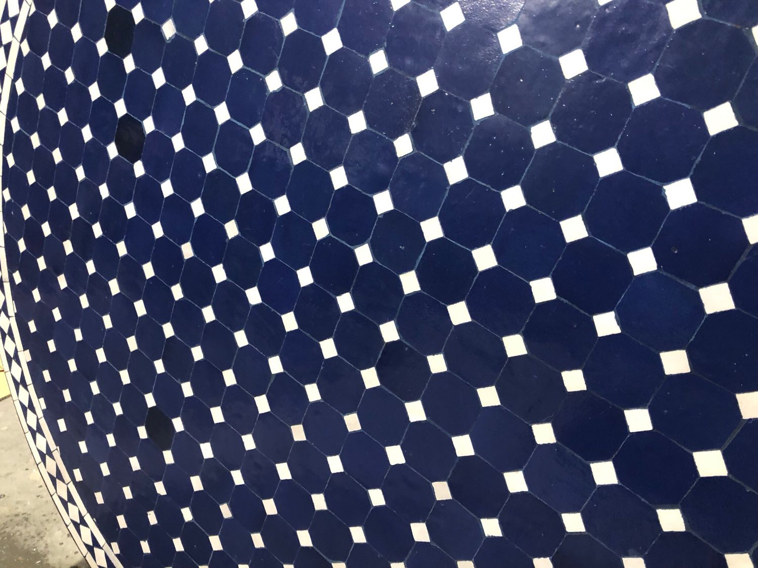 Marokkaanse Mozaiek tafel (blad) 110 cm Blauw-wit Handgemaakt — detail 3