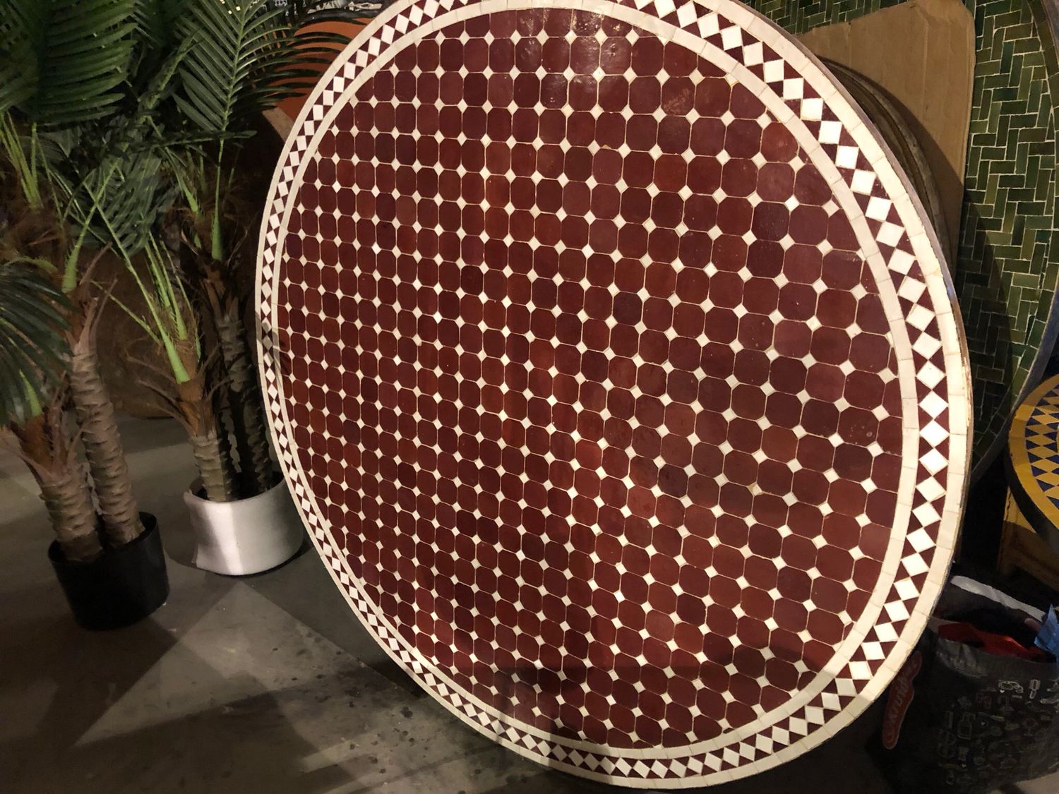 Marokkaanse Mozaiek tafel (blad)140 cm Bordeauxrood-Wit — detail 3