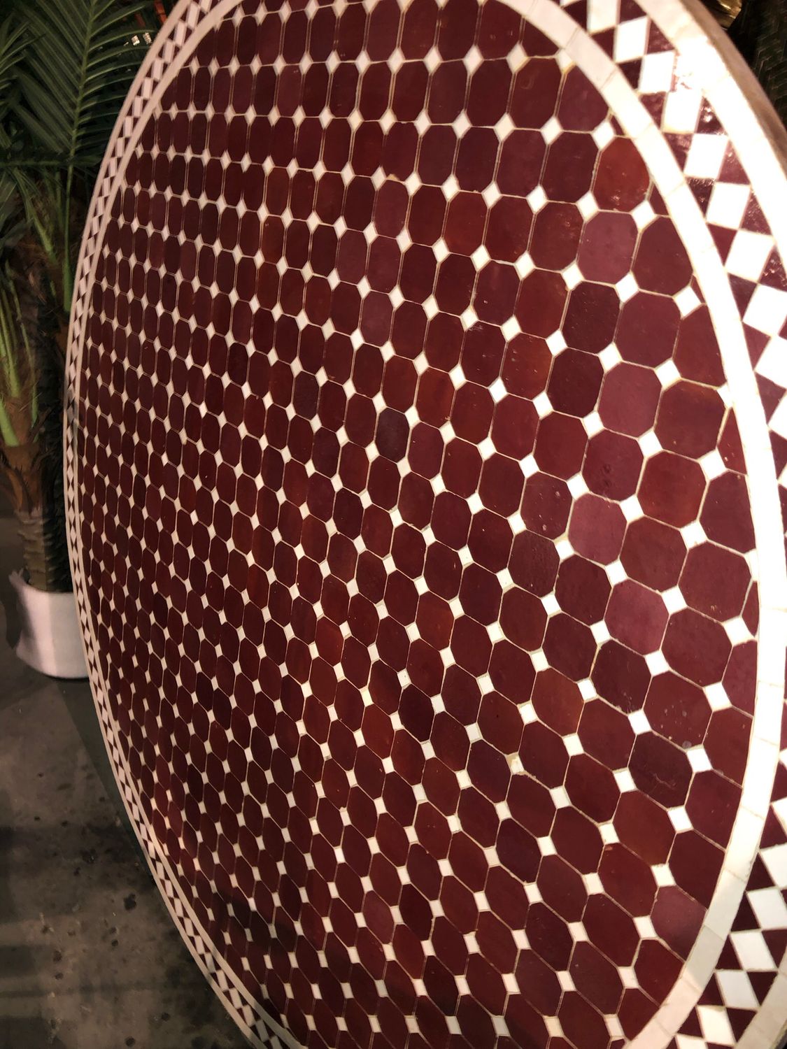 Marokkaanse Mozaiek tafel (blad)140 cm Bordeauxrood-Wit — detail 2