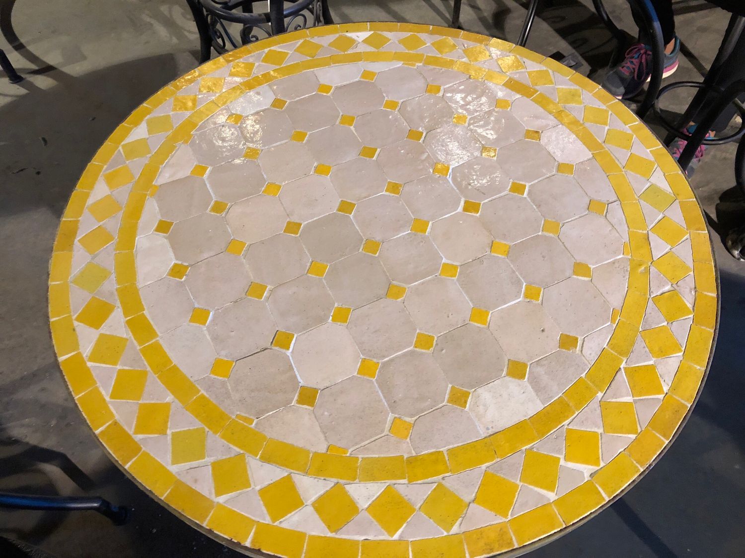 Marokkaanse Mozaiek tafel (blad) 60 cm Creme-Geel Handgemaakt — detail 2