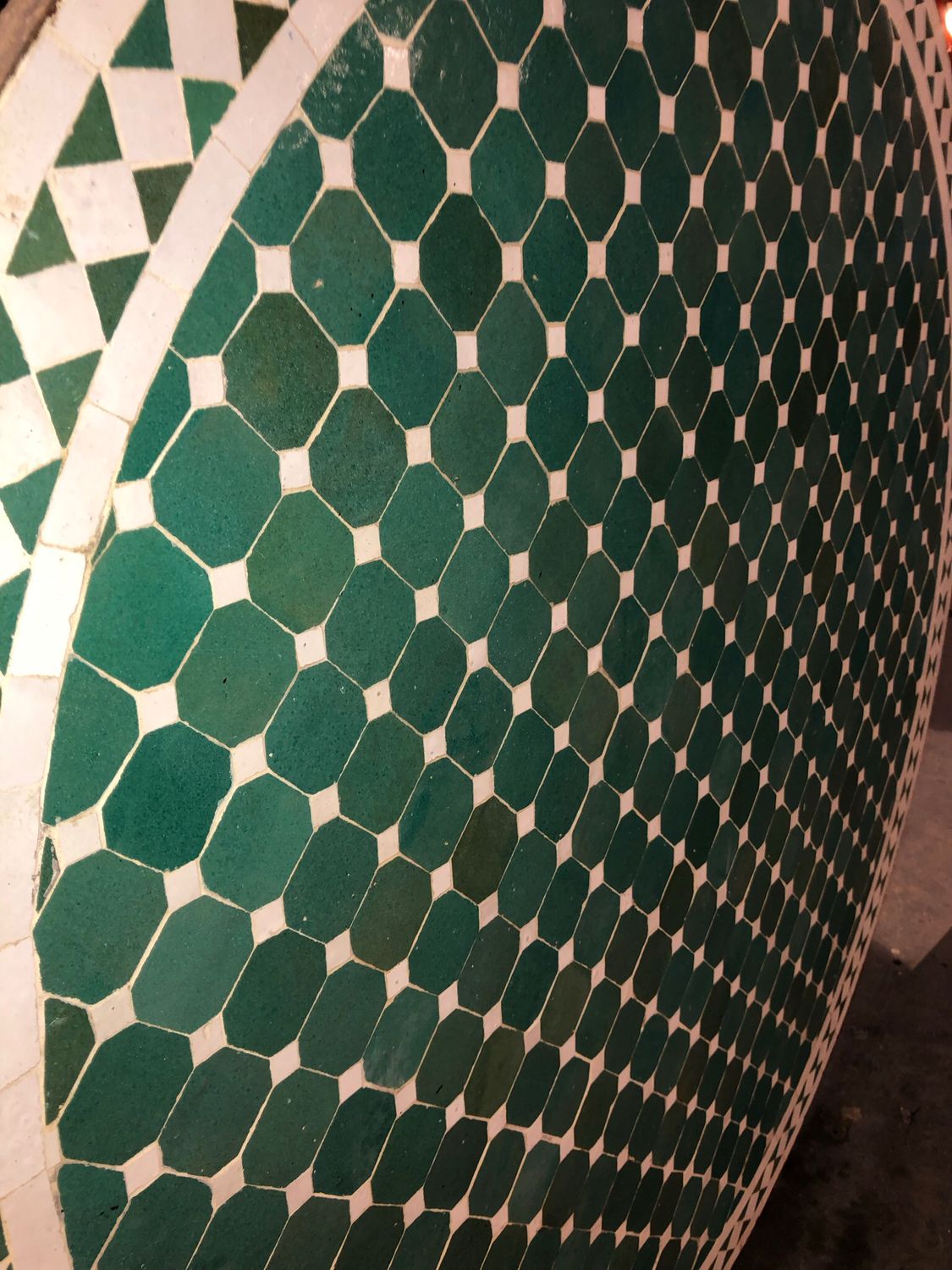 Marokkaanse Mozaiek tafel (blad)120 cm Zeegroen-Wit — detail 2