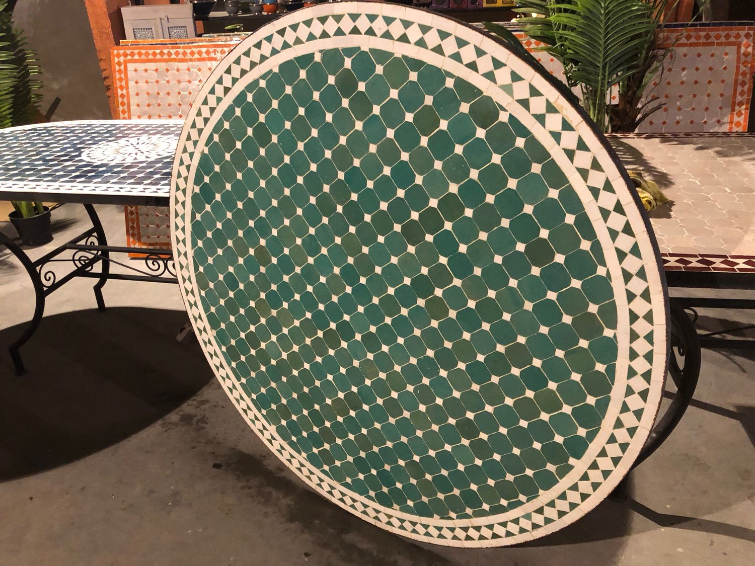 Marokkaanse Mozaiek tafel (blad)120 cm Zeegroen-Wit — detail 3