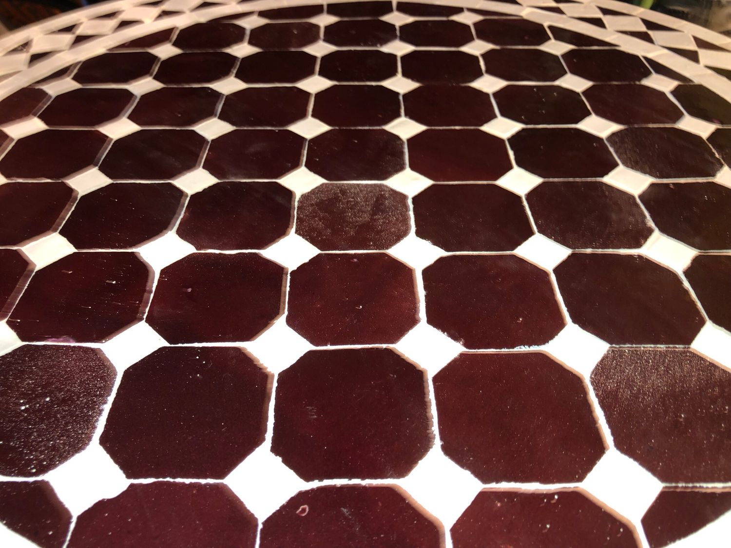 Marokkaanse Mozaiek tafel (blad) 60 cm Wijnrood-Wit Handgemaakt — detail 3