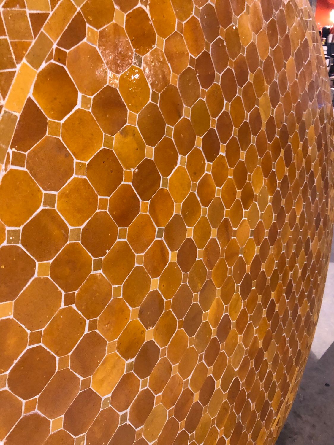Marokkaanse Mozaiek tafel (blad)120 cm Honey Uni — detail 2