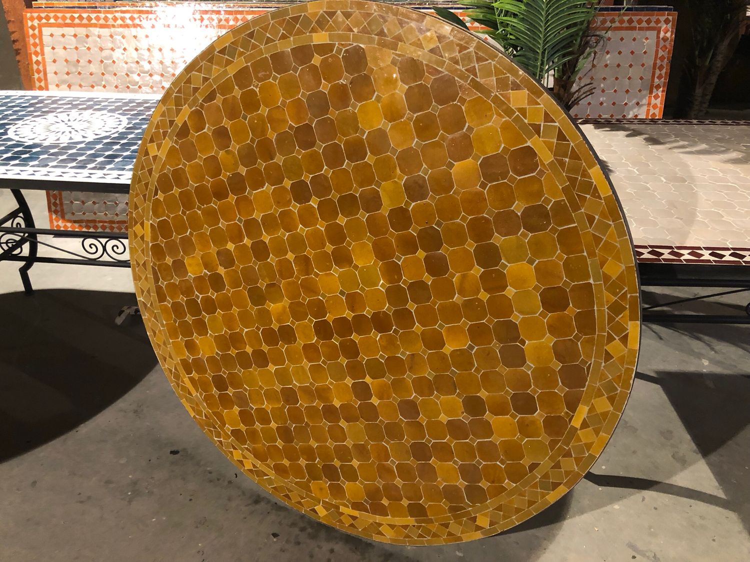 Marokkaanse Mozaiek tafel (blad)120 cm Honey Uni — detail 3