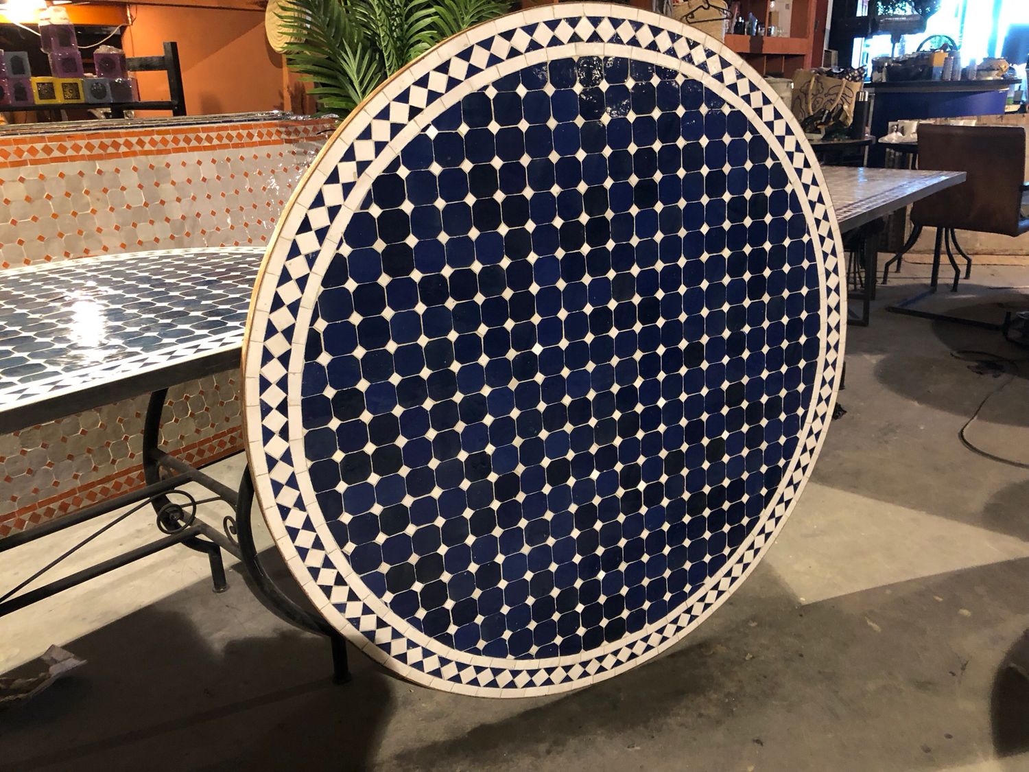 Marokkaanse Mozaiek tafel (blad)120 cm Blauw-Wit — detail 2