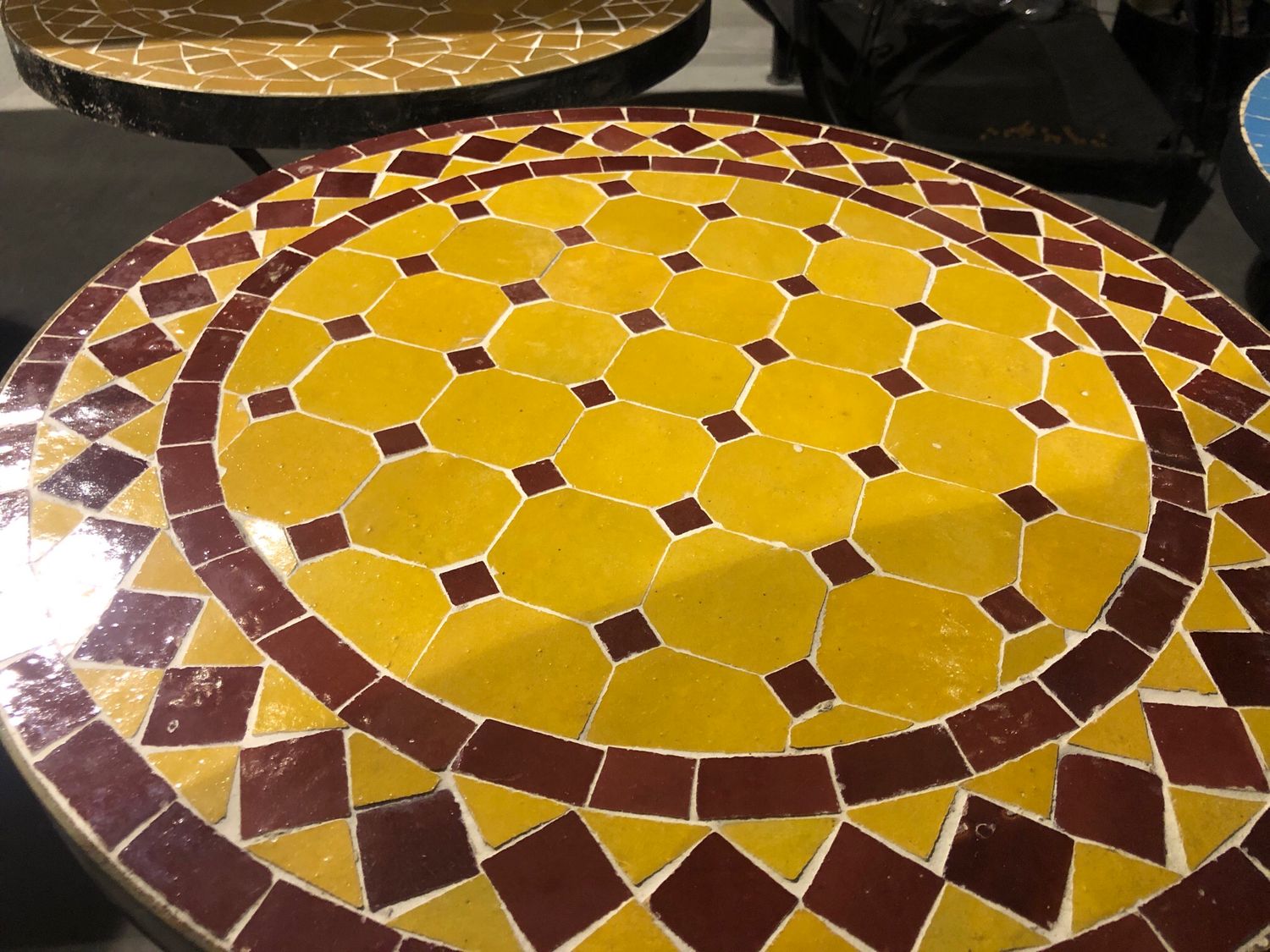 Marokkaanse Mozaiek tafel (blad) 50 cm Geel-Bordeauxrood Handgemaakt — detail 2