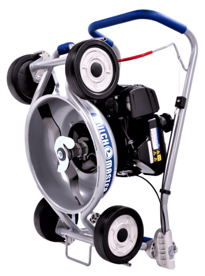 HM46 A
46 cm Schnittbreite, B&S Motor Serie 675 ExI, 4-Takt mit 2,8 kW bei 2800 U/min, Seilzug, 1-Gang Radantrieb zuschaltbar, 3,2 km/h Geschwindigkeit Gewicht: 36 kg, Flächenempf. 1000 m²