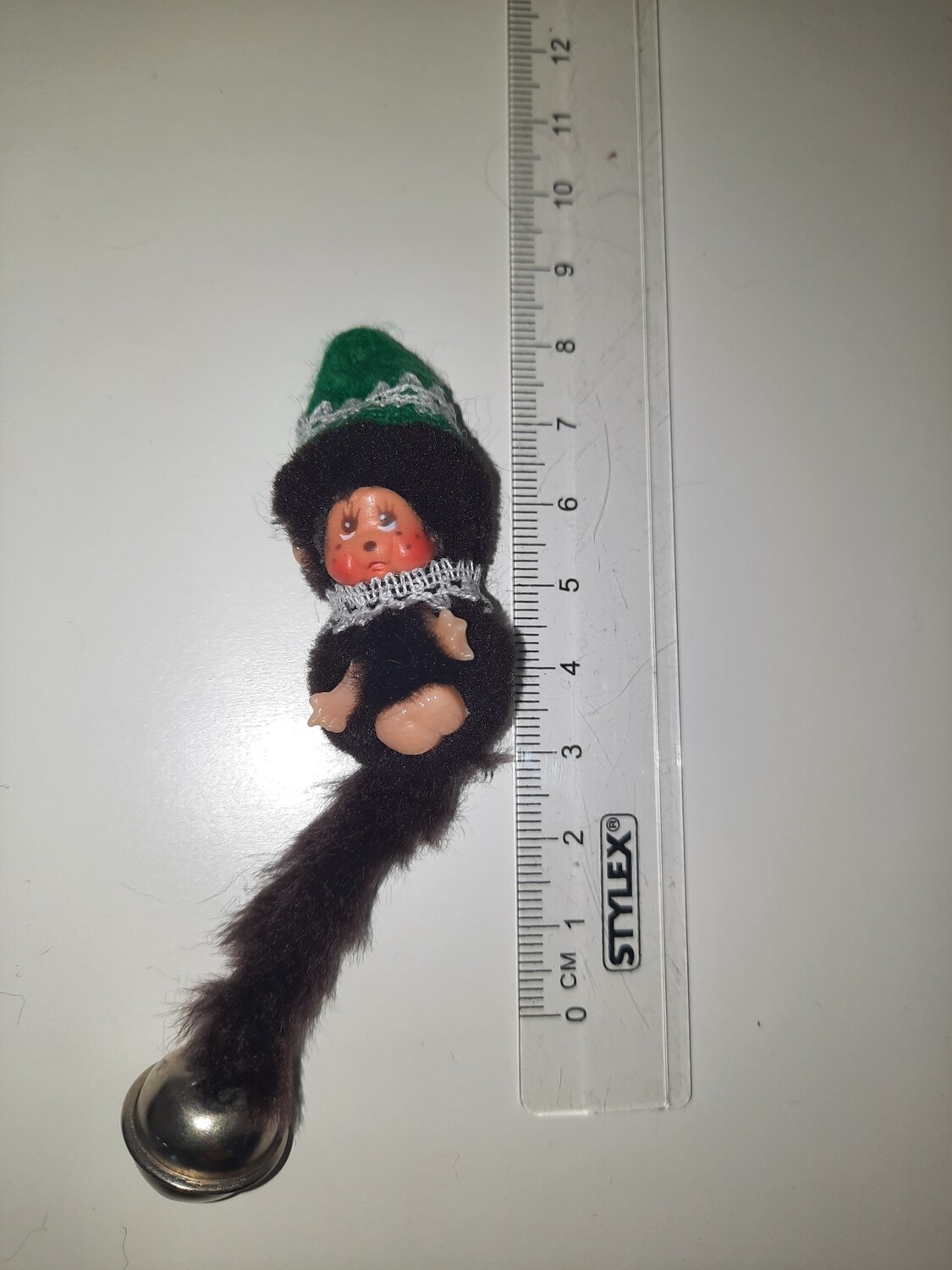 Monchichi, Mini mit gelber Mütze und Glocke am " Schwänzchen", 80er/90er Jshre Spielzeug