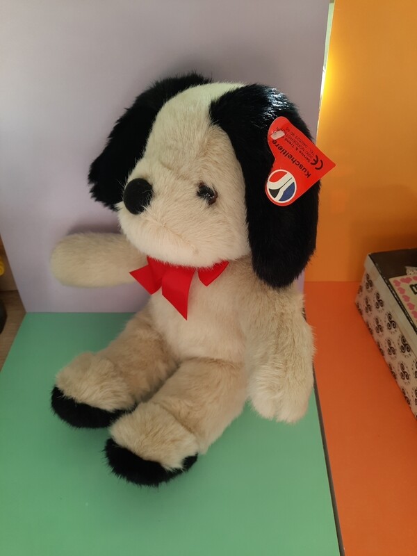 Kuscheltier, Hund mit roter Schleife aus den 80er Jahren,