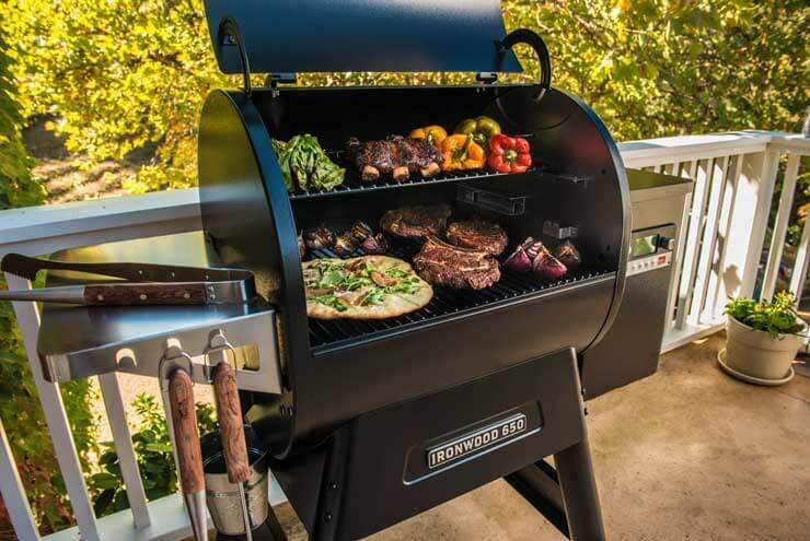 Traeger IRONWOOD 650 Pellet Grill schwarz inkl. Abdeckhaube, Ablaufblech-Schutzfolie