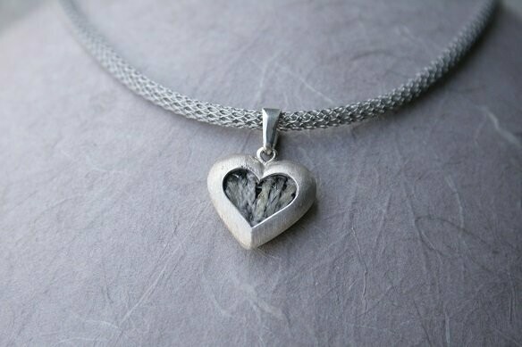 Heartbeat klein mit Öse und Schlaufe mit eingeflochtenen Haaren Heartbeat klein mit Öse und Schlaufe mit eingeflochtenen Haaren