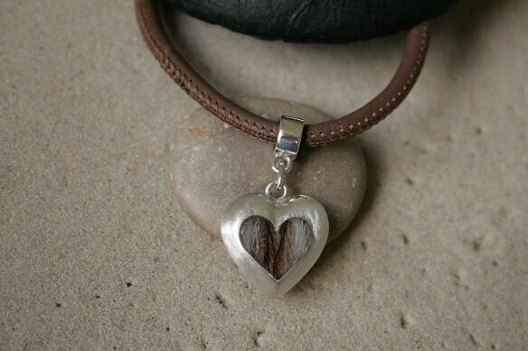Heartbeat klein mit breiter  Beadöse und beweglicher Ösenverbindung, Haare eingegossen