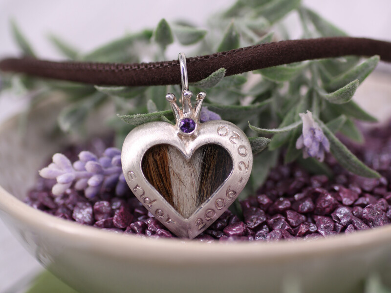 Heartbeat groß mit Krone royal und Edelstein, Haare eingegossen Heartbeat groß mit Krone royal und Edelstein, Haare eingegossen