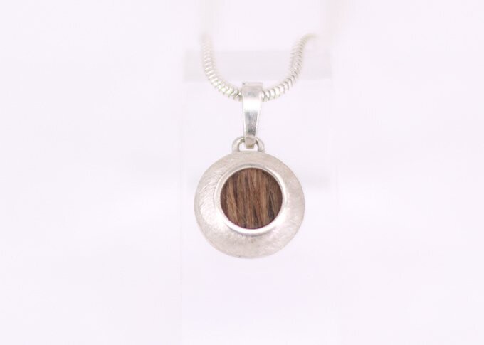 Circle klein mit Öse und Schlaufe, Haare eingegossen Circle klein mit Öse und Schlaufe, Haare eingegossen