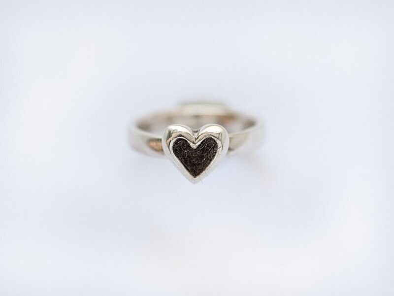 Babyherz mittel als Ring, Haare eingefilzt Babyherz mittel als Ring, Haare eingefilzt