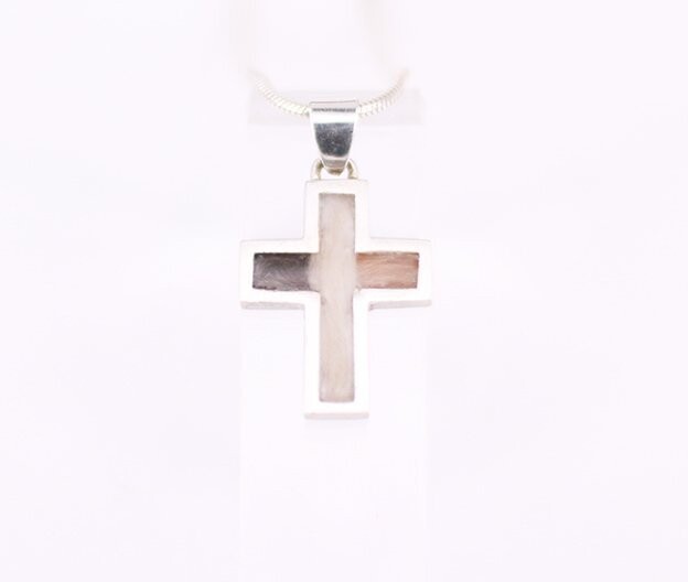 Kreuz mit Öse und Schlaufe eingegossen Kreuz mit Öse und Schlaufe eingegossen