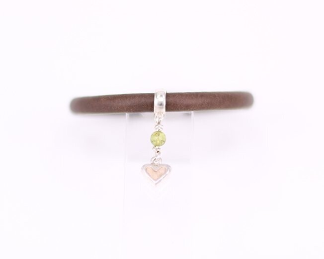 Babyherz mittel mit breiter Beadöse und beweglicher Ösenverbindung, mit peridotkugel, Haare eingefilzt