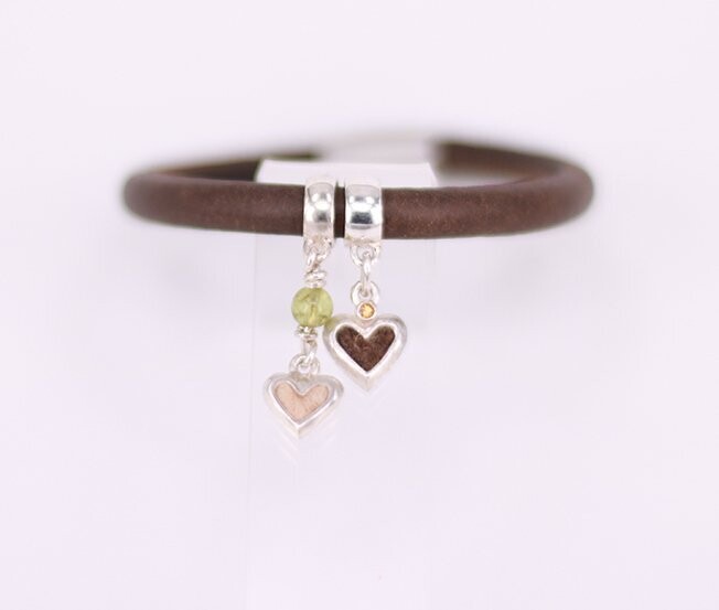 Lederarmband mit 2 Beadanhängern mit Steinkugel und fac. Edelstein, Haare eingefilzt