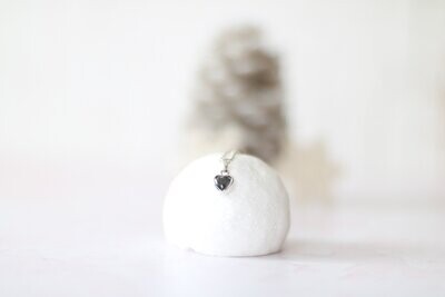 Schneewittchen in Herzform mit Glasstein, Herz klein, Größe 1