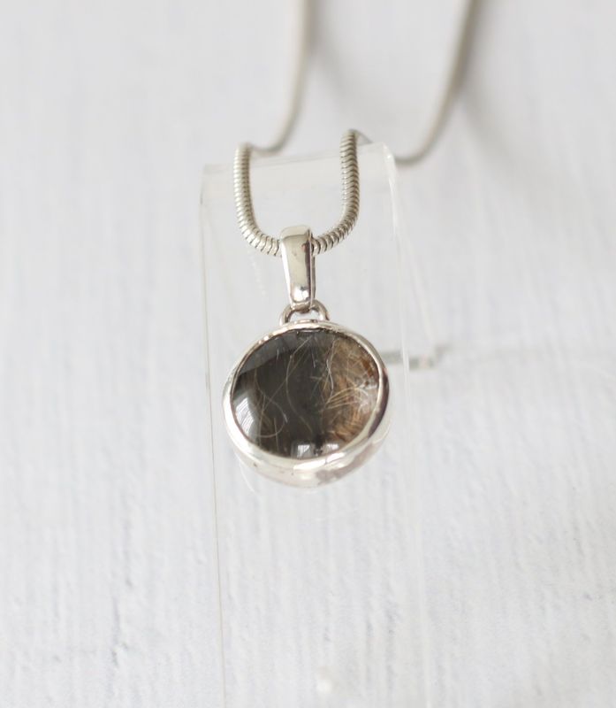 Schneewittchen mit rundem Cabochon in Größe 3 als Kettenanhänger Schneewittchen mit rundem Cabochon in Größe 3 als Kettenanhänger