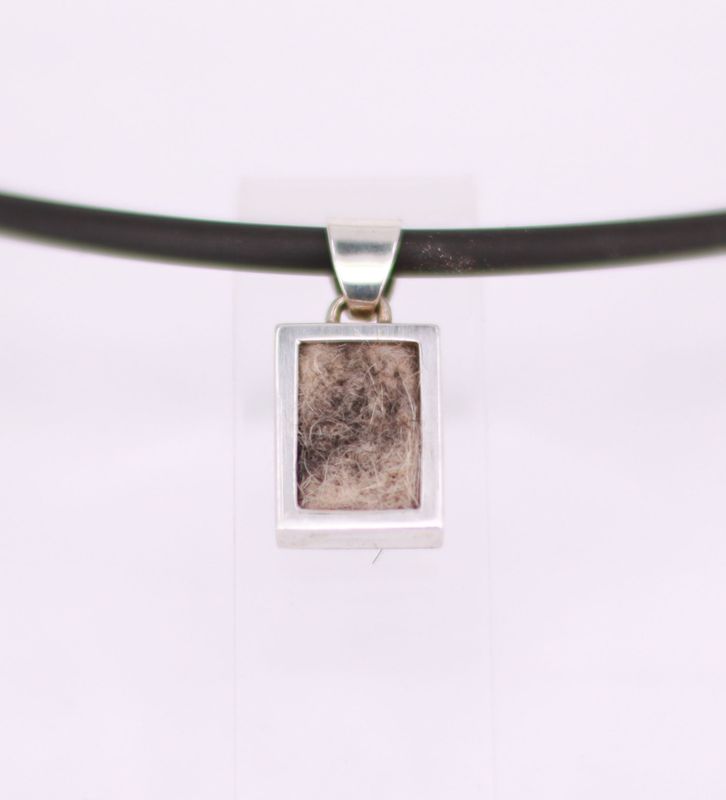Square mit Öse und Schlaufe, Haare eingefilzt Square mit Öse und Schlaufe, Haare eingefilzt