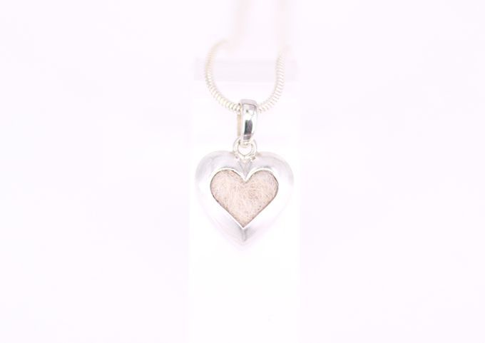 Heartbeat klein mit Öse und Schlaufe, Haare eingegossen Heartbeat klein mit Öse und Schlaufe, Haare eingegossen