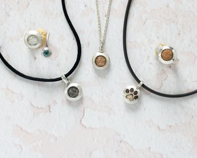 Circle klein, Schmuckstücke mit Tierhaaren in  Kreisform
