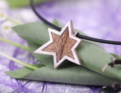 asymmetrischer Kettenanhänger in Sternform mit Tierhaaren