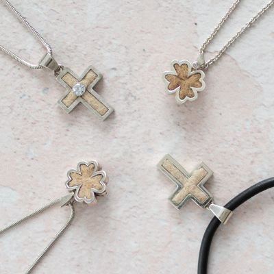 Tierhaarschmuck in Kreuzform und Kleeblattform