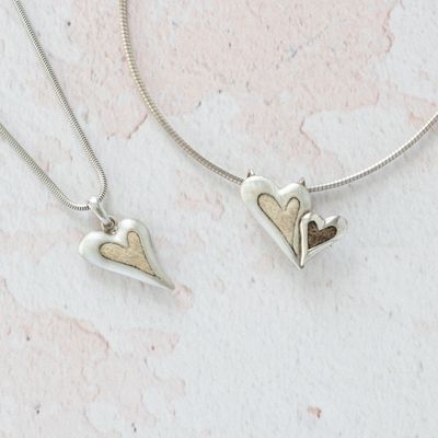 Herzförmige Kettenanhänger mit eingearbeiteten Tierhaaren