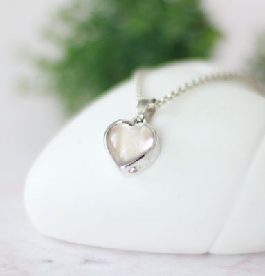 Herzanhänger aus Silber mit Tierhaaren 