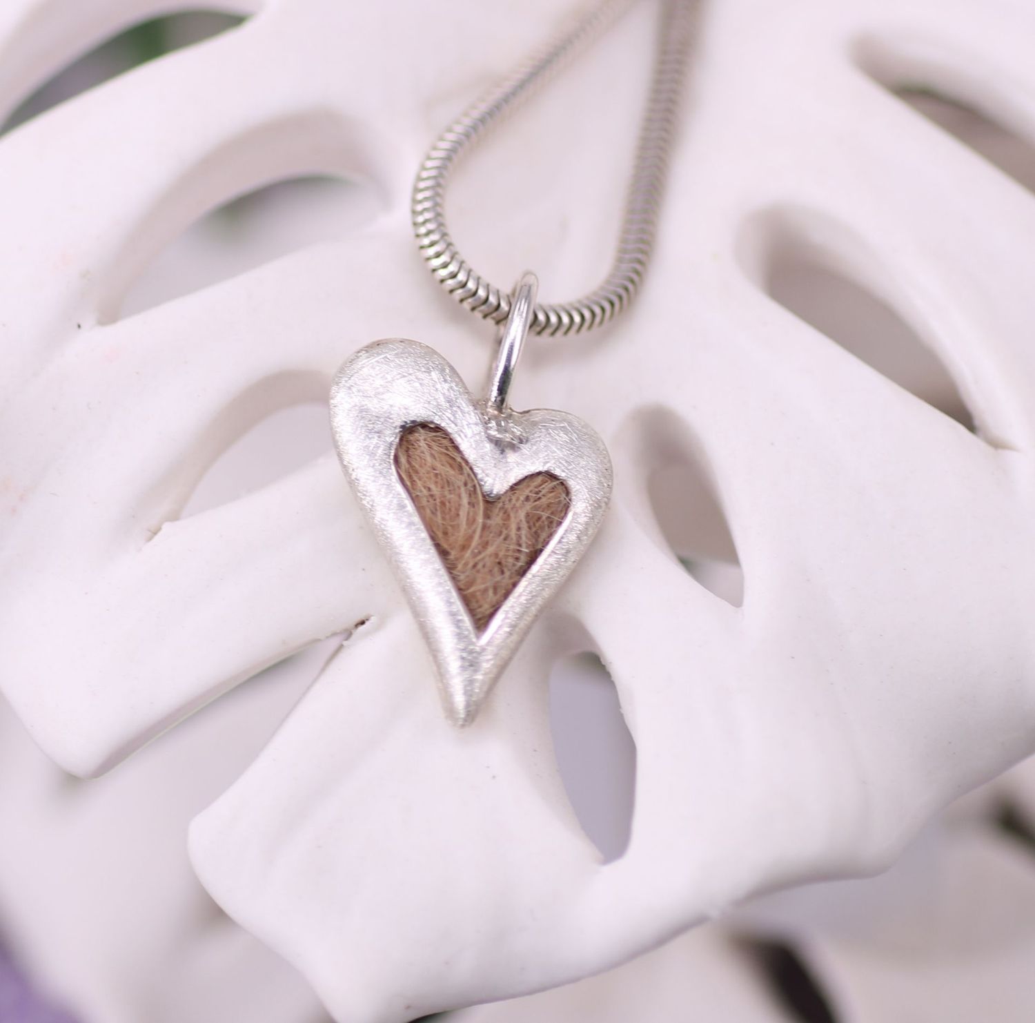 Seelenfreund classic mit fester Öse elegantes Silberherz mit Tierhaaren