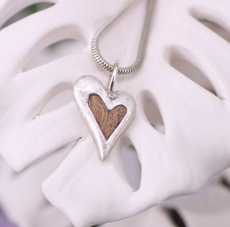 Seelenfreund classic mit fester Öse elegantes Silberherz mit Tierhaaren