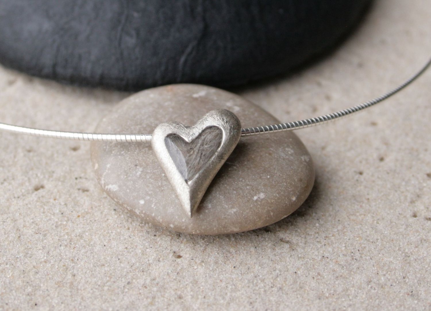 Seelenfreund classic mit versteckten Ösen elegantes Silberherz mit Tierhaaren